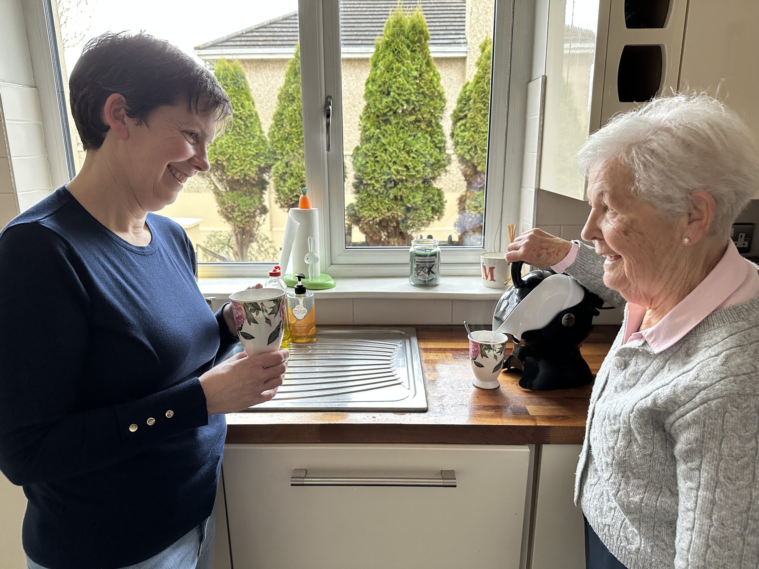 Elderly mother and daughter in the kitchen making tea with the Uccello Easy Pour Kettle